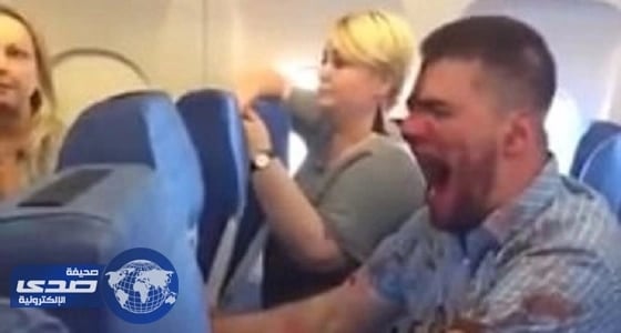بالفيديو.. فزع على متن طائرة روسية بسبب راكب «دموي»