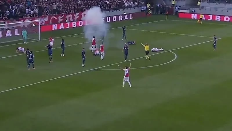 ذعر في نهائي كأس صربيا بعد إلقاء عبوة نارية داخل الملعب .. فيديو