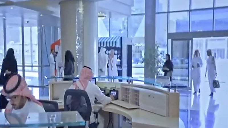 بالفيديو..الرئيس السابق لـ"هرفي" يقاضي الشركة ويطالبها برصيد إجازاته عن 40 عاما