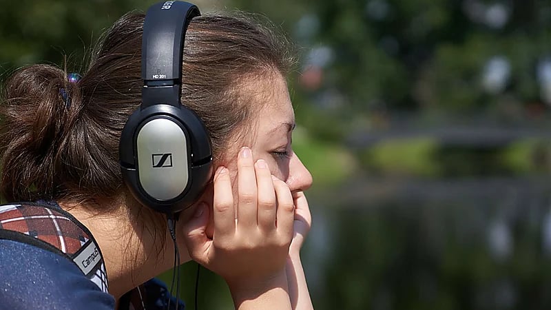 "استشاري" يوضح أضرار لبس السماعات بشكل مستمر على الأذن