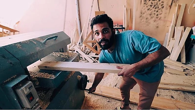 بالفيديو.. قصة مواطن حصل على دبلوم في النجارة والديكور للعمل في مهنة الحدادة