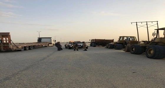 بالصور.. ضبط 3 شياول وشاحنة لنهل الرمال بالعويرض