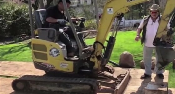 بالفيديو.. زوجان يعثران على كنز ثمين بحديقة منزلهما