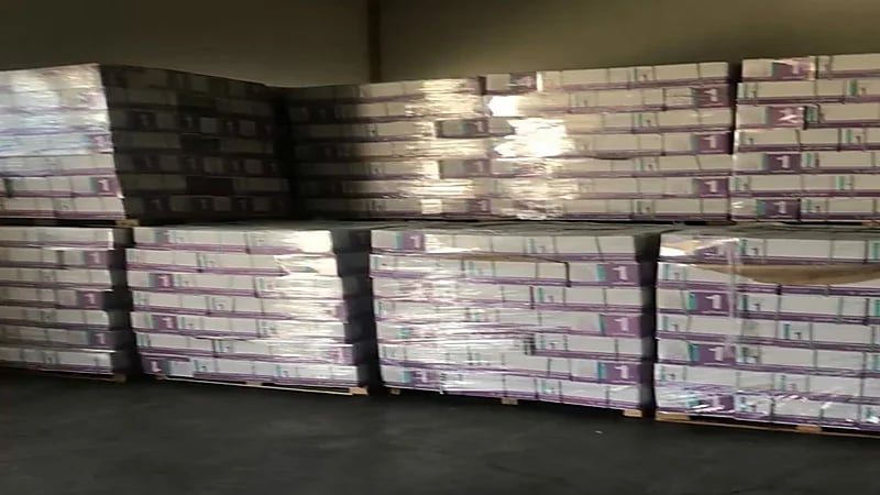 وصول المقررات الدراسية إلى مستودعات "تعليم المدينة" استعدادا للعام الدراسي القادم "صور"