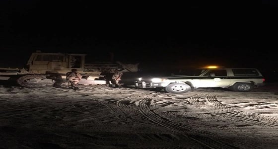 بالصور.. بلدية غرب الدمام تضبط شاحنات لنهل الرمال