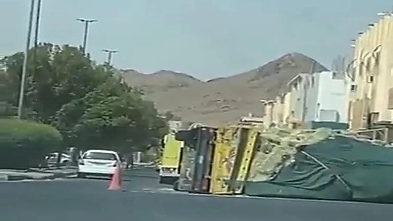 شاهد. انقلاب سيارة نقل محملة بالبضائع على طريق عام بالمدينة المنورة
