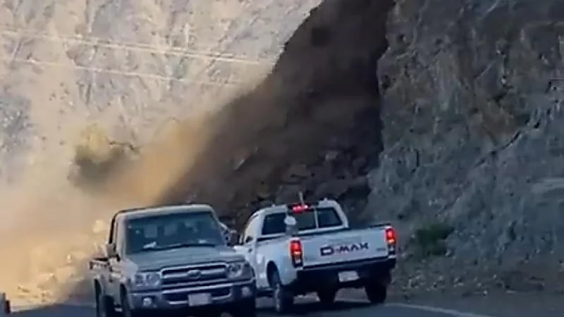 بالفيديو.. انهيار صخري يُغلق طريق الجبل الأسود بالريث