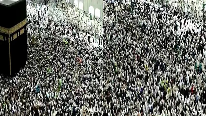 كثافة عالية من الزوار والمعتمرين بالمسجد الحرام في أول أيام رمضان.. فيديو