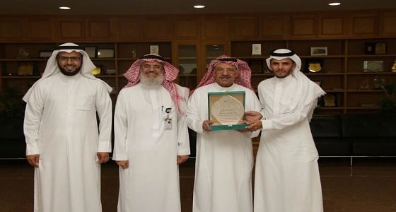 الصحة تكرّم طالب التصوير الفوتوغرافي بجائزة " وعي "