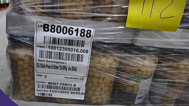 ضبط أغذية منتهية الصلاحية بمستودعين يتبعان لمركز تسوق شهير في جدة 