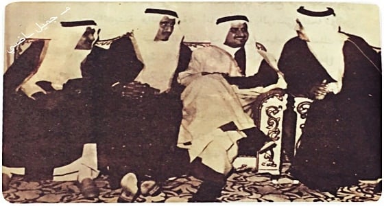 صورة نادرة لخادم الحرمين الشريفين بصحبة إخوته