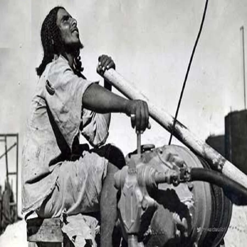 صورة مفعمة بالفخر والاعتزاز لموظف في أرامكو قديما