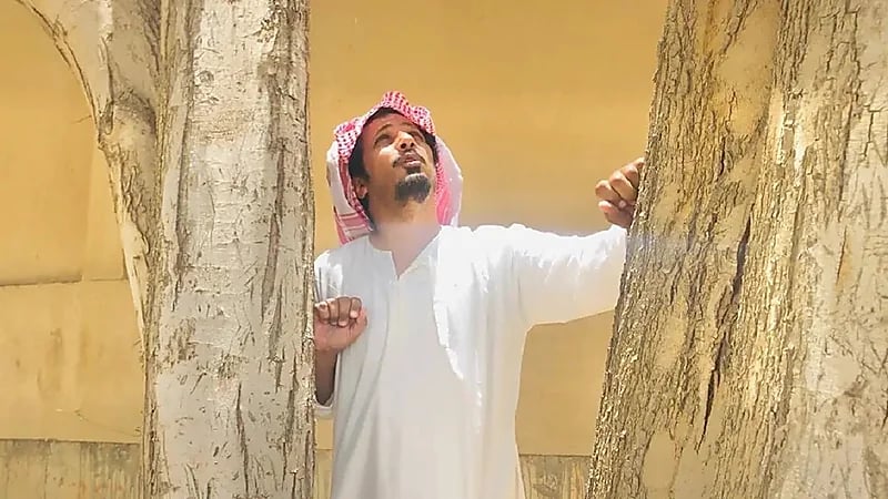 بالصور.. مواطن يكافح التصحر بالزراعة وإهداء الأشجار