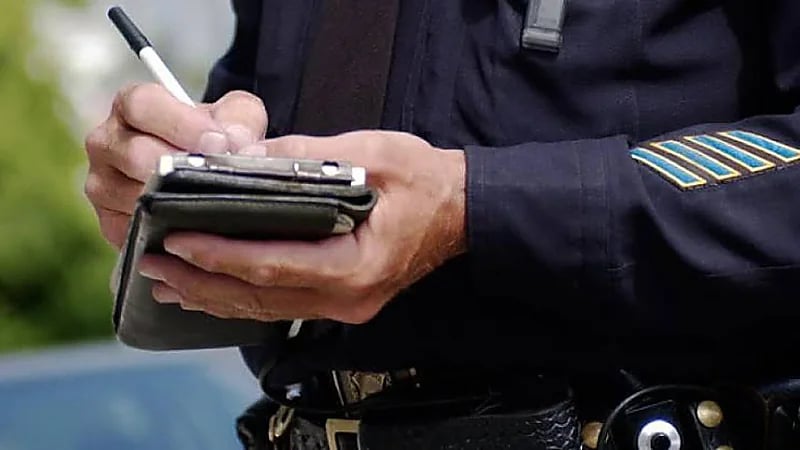 ضابط يوقف سيارة مسرعة ويفاجأ بأنها لرئيس الشرطة.. فيديو