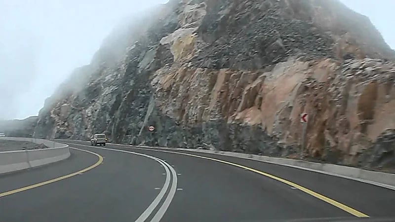 "وزارة النقل" تعلن إغلاق طريقة عقبة المحمدية بالطائف مؤقتًا بسبب تساقط الصخور