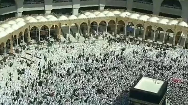 بالفيديو.. حشود غفيرة من المعتمرين في صحن الطواف في اليوم الـ 23 من رمضان