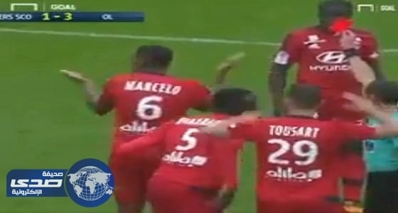 بالفيديو.. الدوري الفرنسي يشهد أغرب حالة طرد