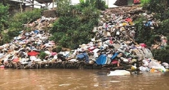 " عم يوسف ".. إندونيسي يروي الأرز من أكثر أنهار العالم تلوثا