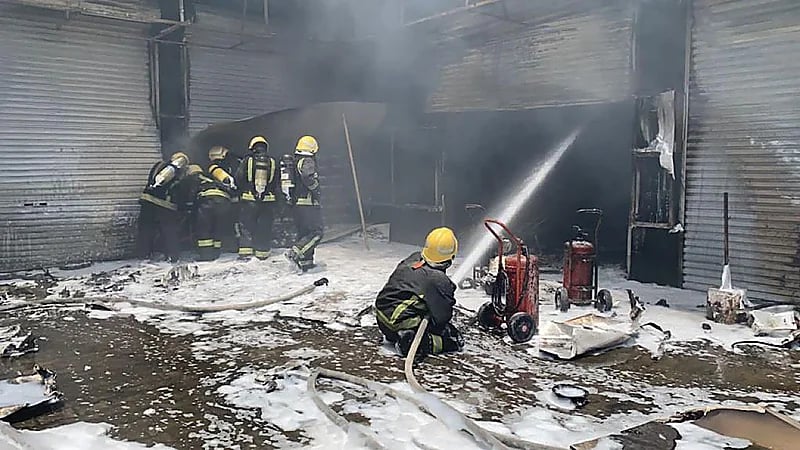 مدني ينبع يخمد حريقًا اندلع في أحد المحلات التجارية