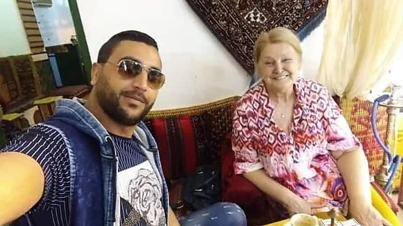 امرأة تحتفل بذكرى زواجها من شاب يصغرها بـ 34 عامًا بعد اعتناقها الإسلام