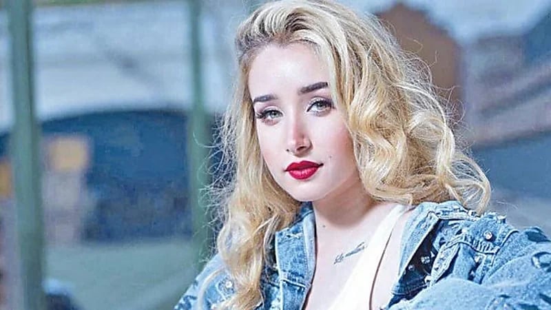 شاهد.. هنا الزاهد تفاجئ جمهورها بإطلالة شتوية أنيقة