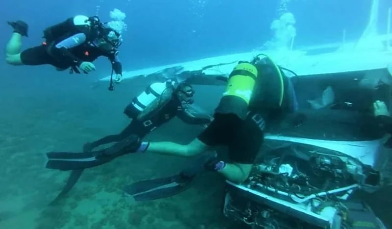 العثور على طائرة بعد سقوطها في البحر 