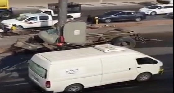 بالفيديو.. حادث مروري مروع بين شاحنة وسيارة بالرياض