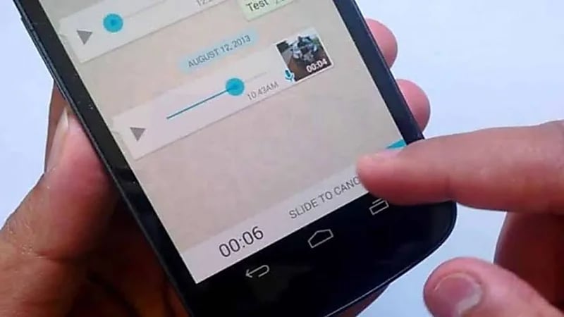 رسائل صوتية من سيدة مجهولة تدفع امرأة للبكاء