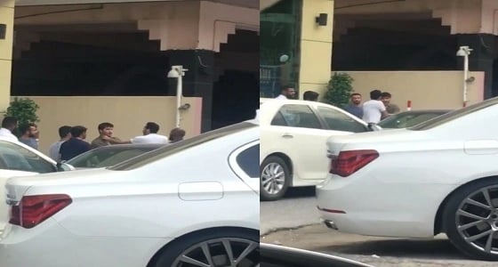 بالفيديو.. مشاجرة بين شخصين تعطل حركة المرور بالبحرين