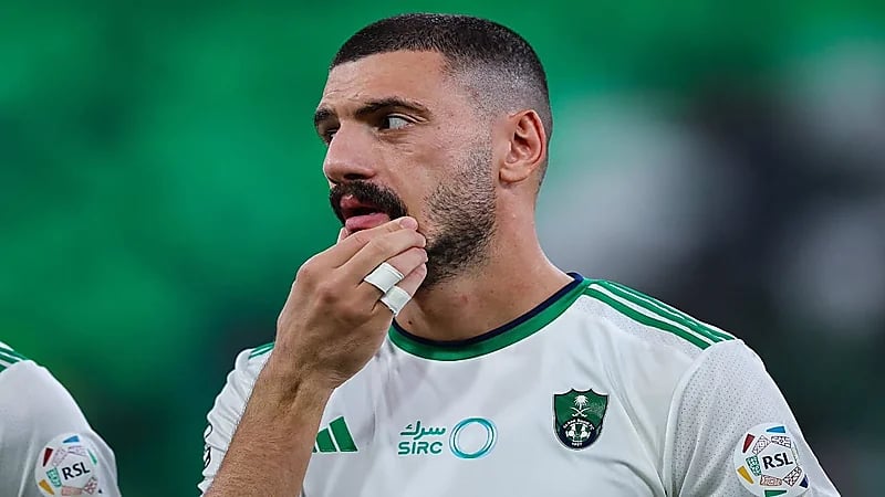 الأهلي يفقد دميرال أمام الشباب