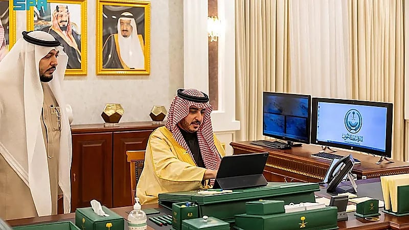 أمير الجوف يعتمد ترقية 110 موظفين من منسوبي الإمارة عبر منصّة مسار