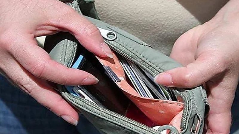 فتاة تغافل الزبائن وتسرق أموالهم أثناء تواجدهم في المحلات التجارية