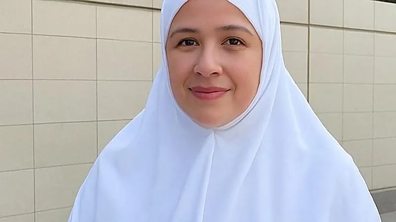 ياسمين عبدالعزيز تؤدي مناسك الحج وسط أجواء روحانية