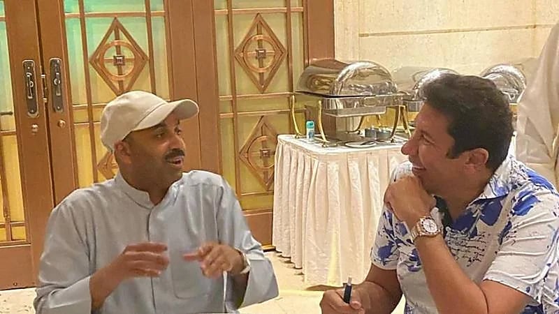 بالفيديو.. سقوط عقال وشماغ طارق العلي أثناء احتضان هاني رمزي