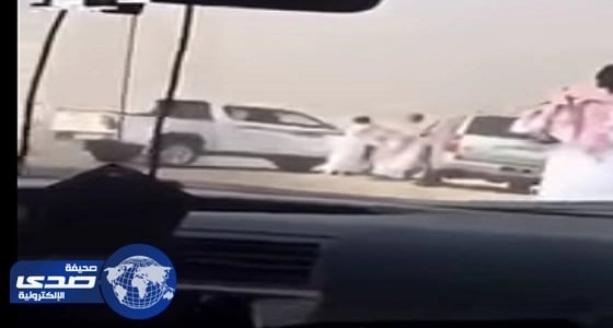 القبض على أسرة تعدت على مسافر وأوقفت طريق الأحساء لعبور إبلها