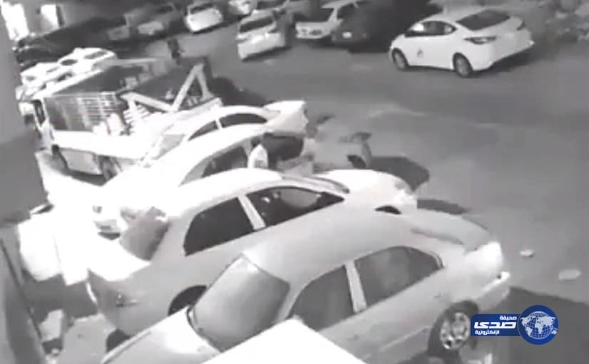بالفيديو.. شابان يعتديان على وافد ويسلبانه في شارع بأحد الأحياء القديمة بجدة
