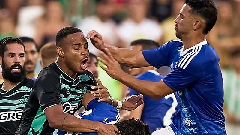 اشتباكات عنيفة بين لاعبي ريال بيتيس وكومو ..فيديو