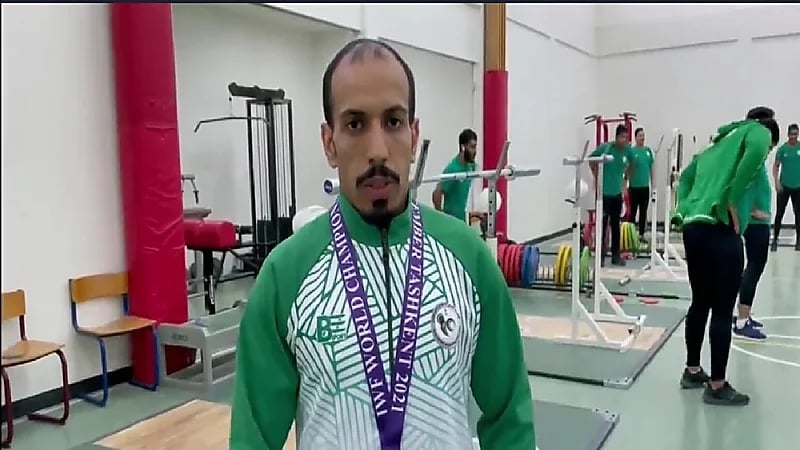 شاهد.. أول سعودي يحقق الميدالية الذهبية في بطولة العالم لرفع الأثقال