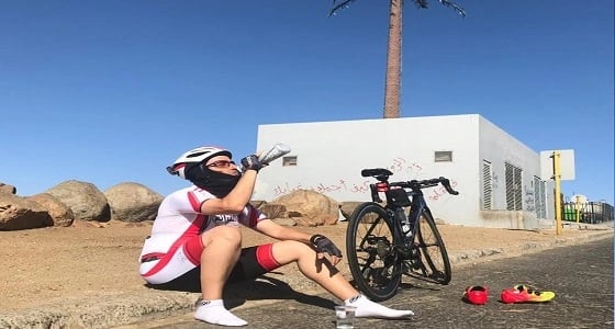 بالدراجة..خمسيني يبلغ قمة جبل " كرا " ويوجه رسالة للمسنين