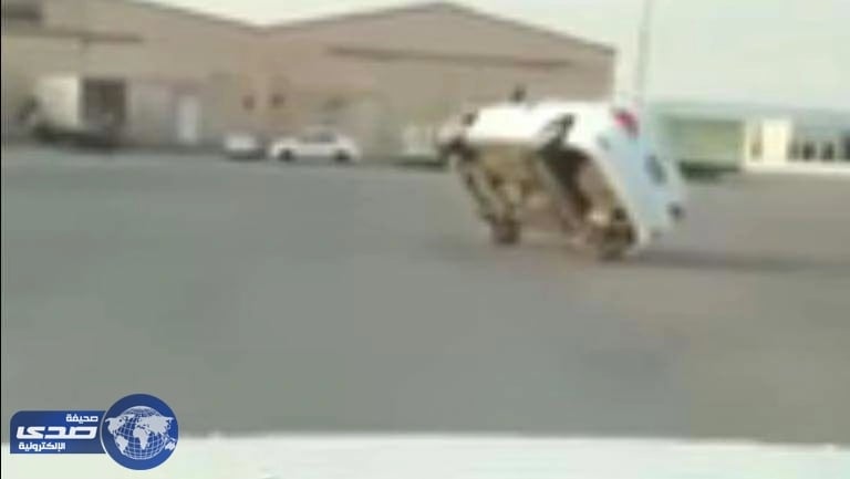 بالفيديو.. العناية الإلهية تنقذ مفحط يستعرض وسط المستودعات