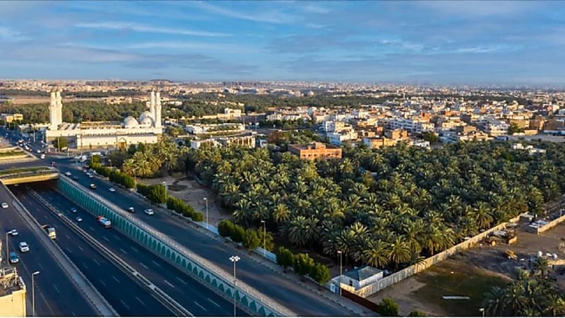 انقلاب شاحنة على طريق الملك عبدالعزيز بالمدينة