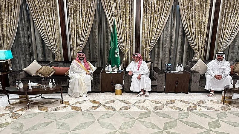 ولي العهد يعزي الأمير متعب بن عبدالله في وفاة والدته