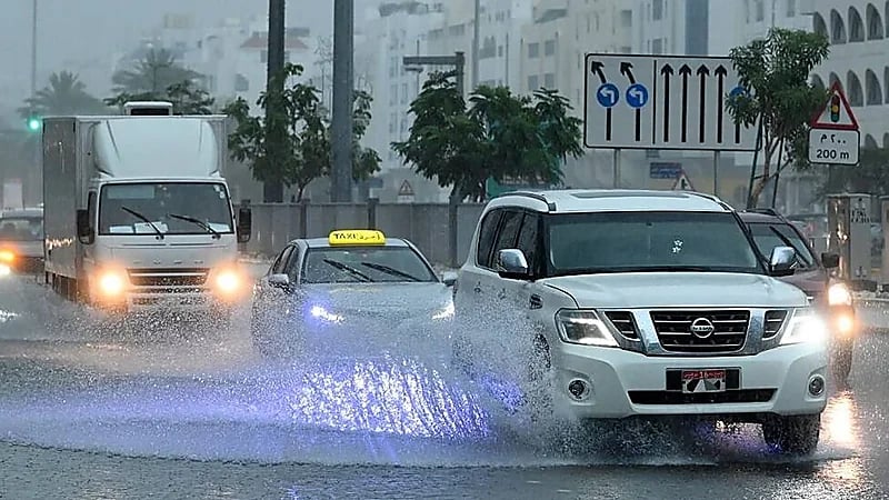 الإمارات تُعلن انتهاء المنخفض الجوي بعد أمطار استثنائية