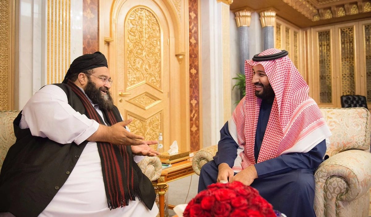 سمو ولي ولي العهد يستقبل رئيس مجلس علماء باكستان