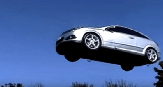 بالفيديو.. السيارة الطائرة في شوارع أوروبا