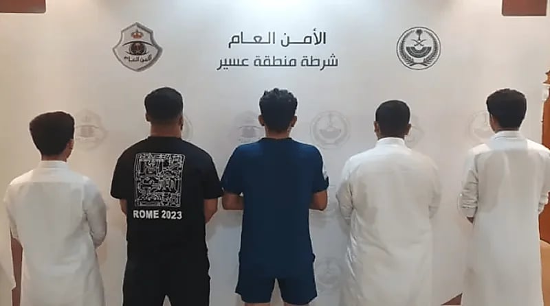 القبض على 5 أشخاص لاقتحامهم ملعب مباراة كرة قدم بعسير..فيديو