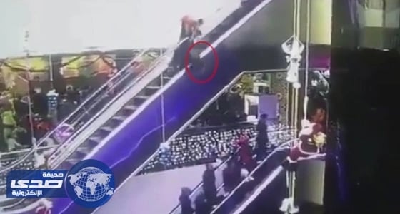 رجل أمن ينقذ طفل سقط من سلم كهربائي في الدور الثاني بأبها