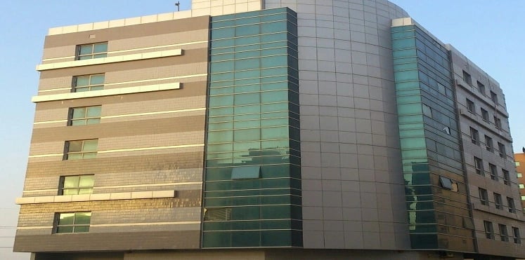 الاكتئاب وراء سقوط أم ممسكة برضيعها من بناية بعجمان