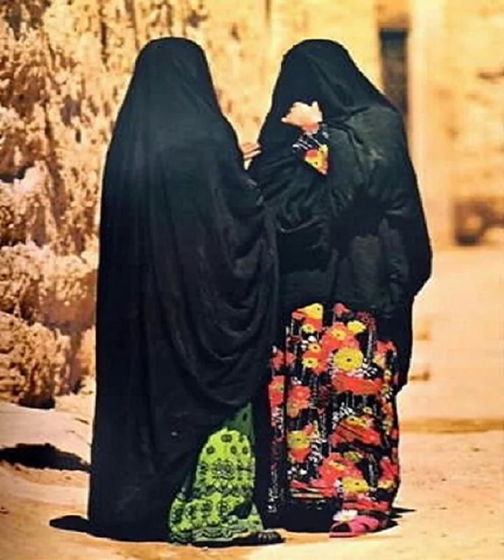 حديث جانبي بين نساء الزمن الجميل