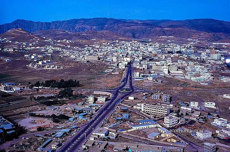 منظر جوي جميل لمدينة أبها قبل 43 عام